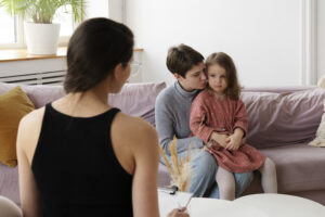 parent-kid-talking-psychologist